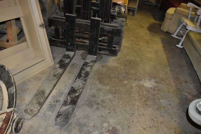 YALE FORKLIFT MDL GTCO50RDNUAE083 S/N 485301 HOUR METER IS UNREADABLE (SEE PHOTO) 190" LIFT HEIGHT, LIFT, TILT, SIDE SHIFT, SOLID TIRES, PROPANE FUELED *STARTS AND RUNS*  (DELAYED PICKUP)