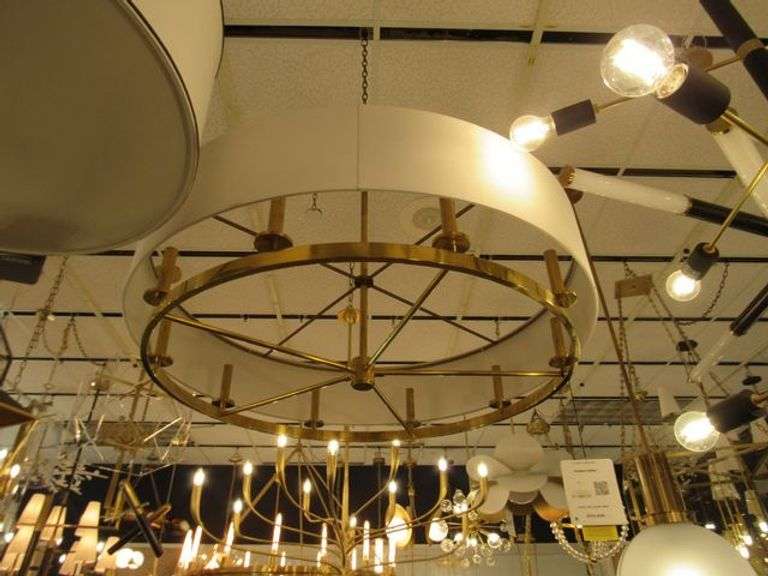 CHANDELIER OR PENDANT AS SHOWN * REFER TO PHOTOS * BUYER RESPONSIBLE FOR REMOVAL - BRING TOOLS AND LADDER AS ITEMS ARE CEILING MOUNTED 12'-14' CEILING HEIGHT*