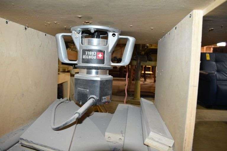 TABLE WITH BUILT-IN PORTER CABLE ROUTER, 110-V
