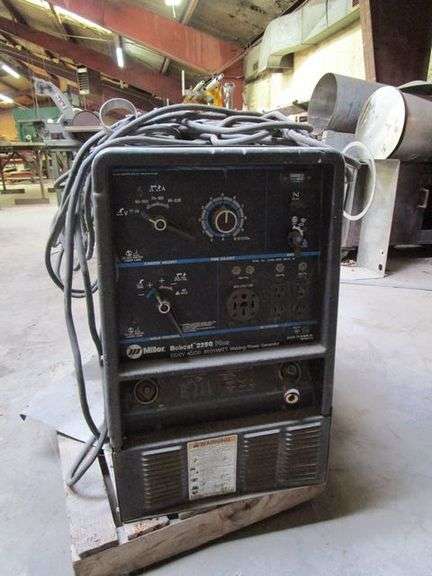 MILLER BOBCAT 225G PLUS, CC/CV-AC/DC WELDER/8000 WATT GENERATOR, S/N KE6727, W/LEADS, MISSING COVER