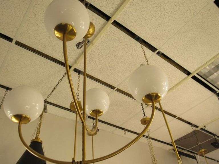 CHANDELIER OR PENDANT AS SHOWN * REFER TO PHOTOS * BUYER RESPONSIBLE FOR REMOVAL - BRING TOOLS AND LADDER AS ITEMS ARE CEILING MOUNTED 12'-14' CEILING HEIGHT*