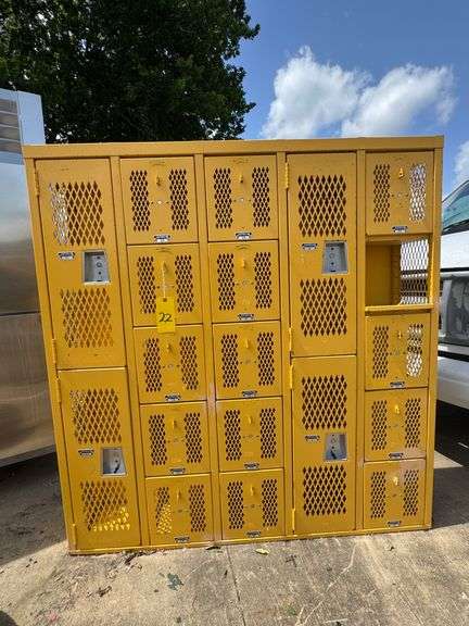 SUPERIOR LOCKERS 19 COMPARTMENT DOOR METAL LOCKER