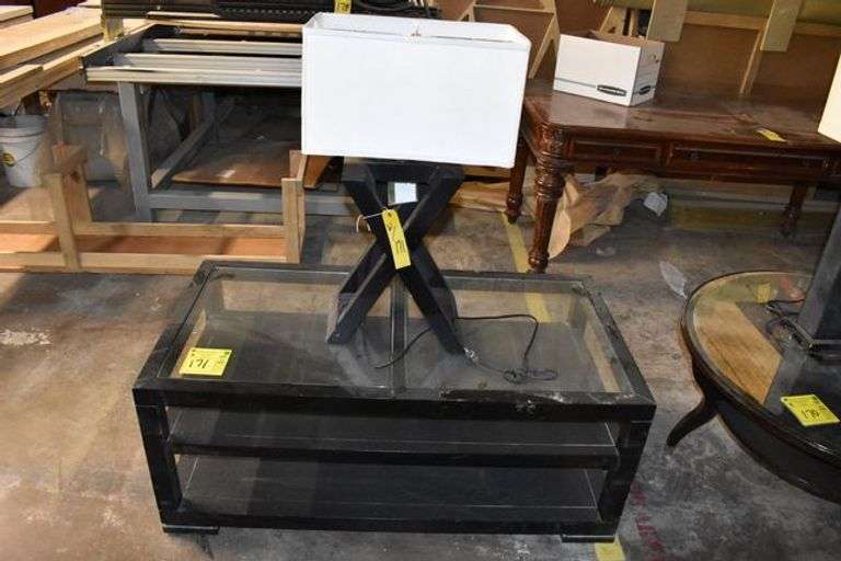 LOT, (1) WOOD FRAMED COFFEE TABLE WITH (2) GLASS INSERTS - APPROX. 48" X 25" X 20" WITH (1) TABLE LAMP AS SHOWN