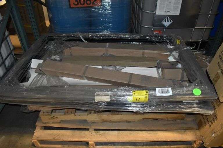 MIXED PALLET INCLUDING ASSORTED MIRROR FRAMES - 64" X 42" AND VINYL SLATS