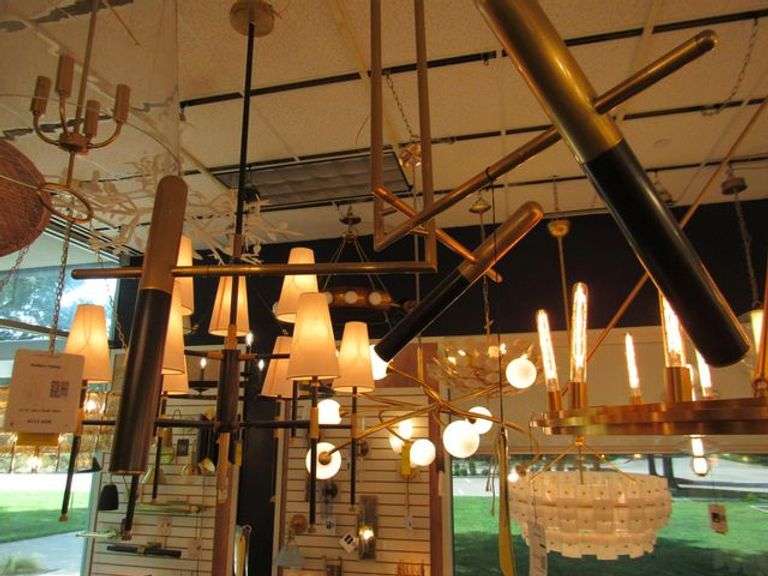 CHANDELIER OR PENDANT AS SHOWN * REFER TO PHOTOS * BUYER RESPONSIBLE FOR REMOVAL - BRING TOOLS AND LADDER AS ITEMS ARE CEILING MOUNTED 12'-14' CEILING HEIGHT*