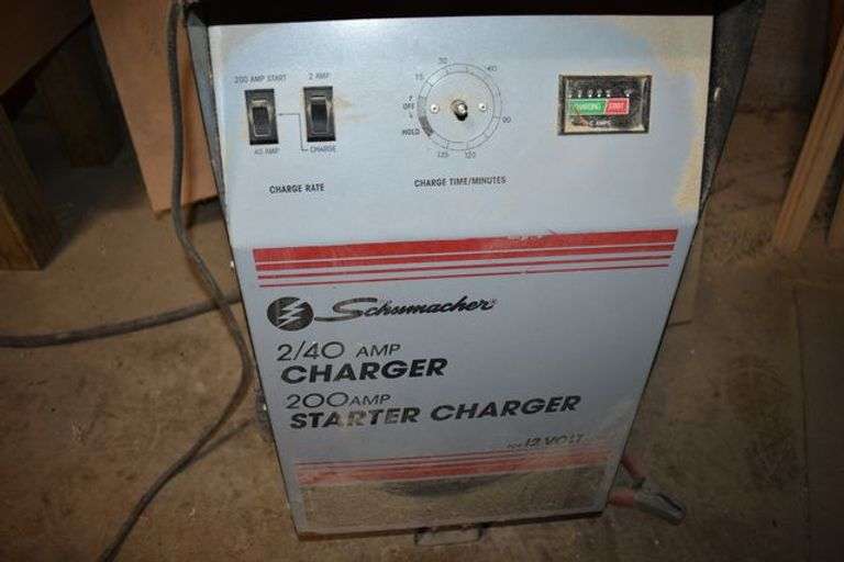 SCHUMAKER 12-V BATTERY CHARGER 2/40 AMP CHARGER 200-AMP STARTED CHARGER, PORTABLE