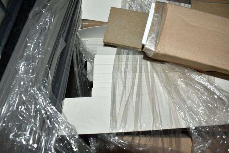 MIXED PALLET INCLUDING ASSORTED MIRROR FRAMES - 64" X 42" AND VINYL SLATS