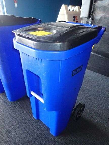U-Line 35 Gallon Rolling Trash Bin Model H-4202 Blue **sold 2X the money**