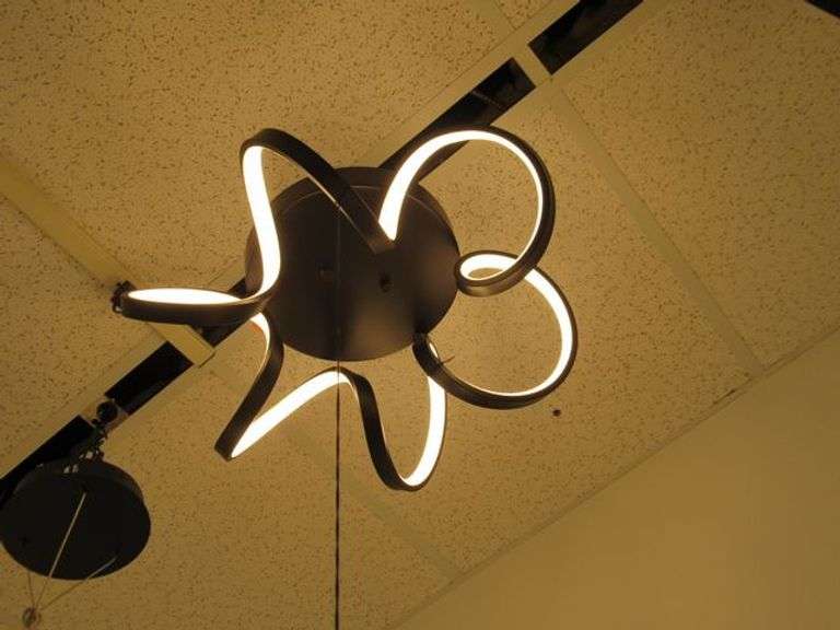 CHANDELIER OR PENDANT AS SHOWN * REFER TO PHOTOS * BUYER RESPONSIBLE FOR REMOVAL - BRING TOOLS AND LADDER AS ITEMS ARE CEILING MOUNTED 12'-14' CEILING HEIGHT*