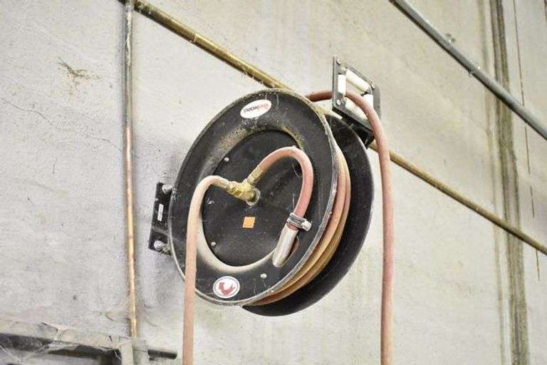 REEL WORKS AIR HOSE REEL *BOLTED TO CEILING - BUYER WILL NEED TOOLS AND LADDER TO REMOVE FROM THE CEILING TRUSS* (sold x the money)