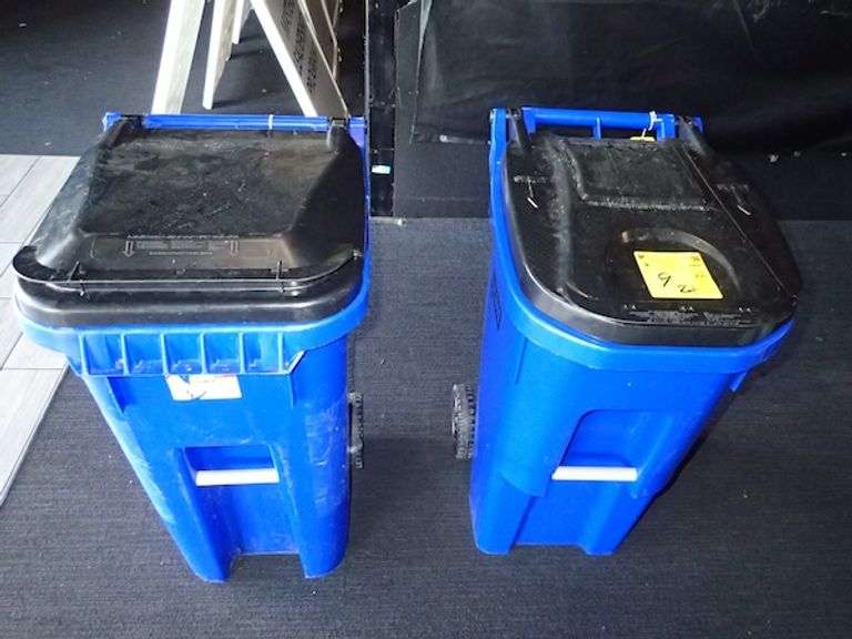 U-Line 35 Gallon Rolling Trash Bin Model H-4202 Blue **sold 2X the money**