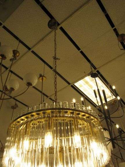CHANDELIER OR PENDANT AS SHOWN * REFER TO PHOTOS * BUYER RESPONSIBLE FOR REMOVAL - BRING TOOLS AND LADDER AS ITEMS ARE CEILING MOUNTED 12'-14' CEILING HEIGHT*