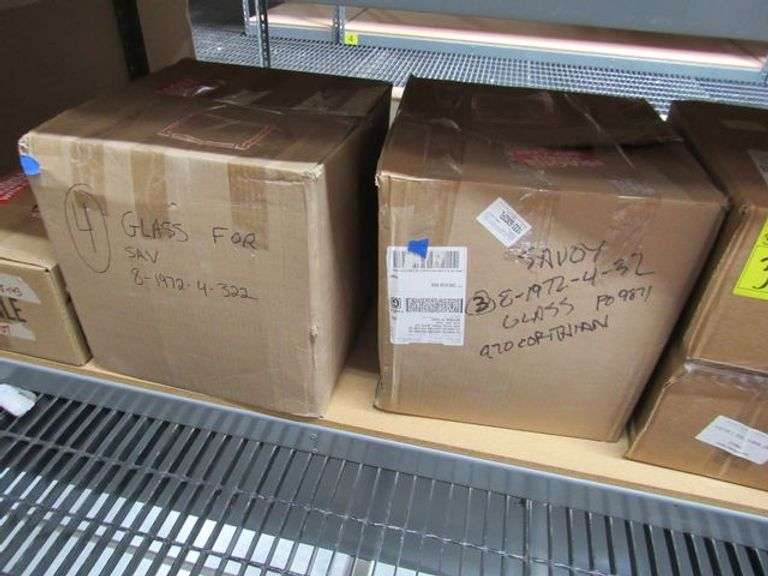 LOT, (2) 3-7700-3-89 AND (1) 4-LIGHT M80045MBK AND ASSORTED GLASS AS SHOWN