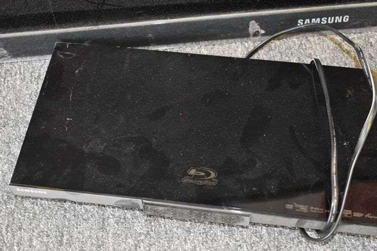 (1) SAMSUNG FLAT SCREEN TV MDL UN55C6300SF - APPROX. 55" HAS WALL MOUNT *NO POWER CORD* AND (1) SAMSUNG BLU-RAY DISC PLAYER MDL BD6500