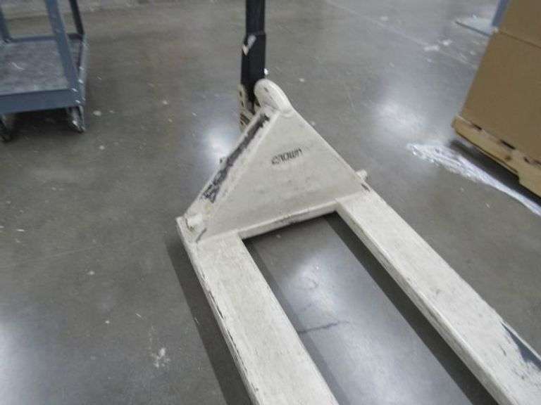 CROWN 5,000 LB PALLET TRUCK
