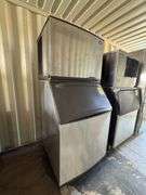 MANITOWOC ICE MAKER MODEL SD0452A W/ STORAGE BIN MODEL B570