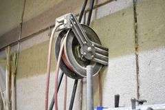 REEL WORKS AIR HOSE REEL *BOLTED TO CEILING - BUYER WILL NEED TOOLS AND LADDER TO REMOVE FROM THE CEILING TRUSS* (sold x the money)