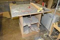 TABLE WITH BUILT-IN PORTER CABLE ROUTER, 110-V