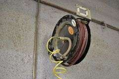REEL WORKS AIR HOSE REEL *BOLTED TO CEILING - BUYER WILL NEED TOOLS AND LADDER TO REMOVE FROM THE CEILING TRUSS* (sold x the money)