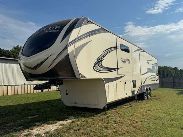 2021 SOLITUDE GRAND DESIGN ST373FB-R 42' FIFTH WHEEL RV - VIN 573FS4323MAA04340