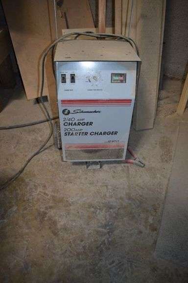 SCHUMAKER 12-V BATTERY CHARGER 2/40 AMP CHARGER 200-AMP STARTED CHARGER, PORTABLE
