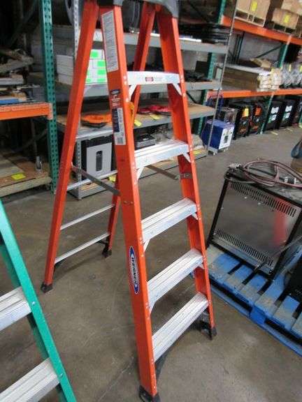 WERNER 6' FIBERGLASS STEP LADDER MDL. NXT1A06