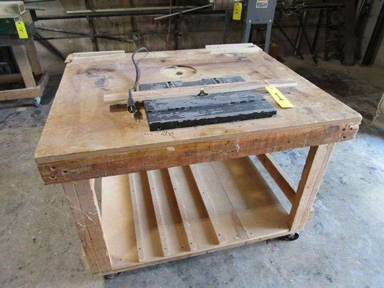PORTER CABLE ROUTER MDL. 6902 W/PORTABLE WOOD TABLE