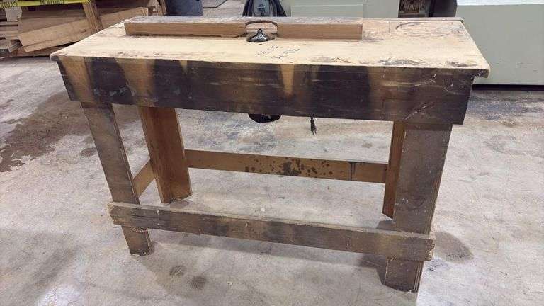 Porter-Cable Router Mounted under Wood Table,