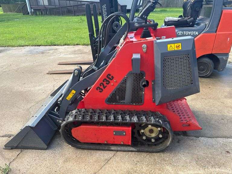 Sdlool 323C Mini Skid Steer Loader with only 6.5 Hours, 13.5 HP Briggs & Stratton Engine, Rubber Tracks, and General Purpose Bucket