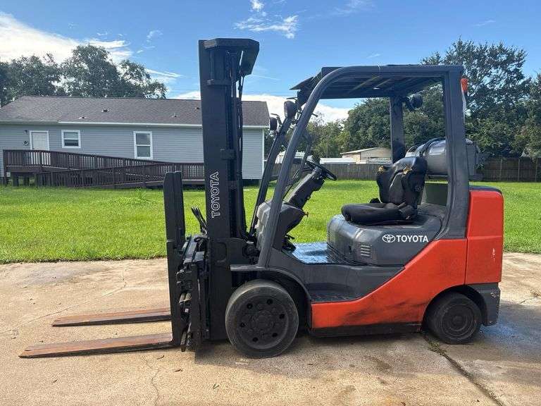 Toyota 8FGCU30 Forklift, LPG, 6000 lb Capacity, Solid Cushion Tires, 4514 Hours, SN 17589