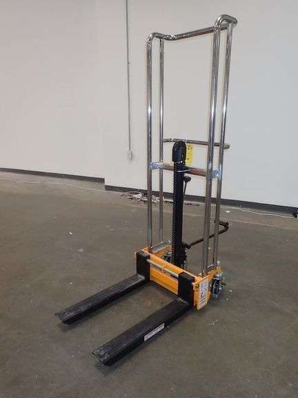 Global Industrial Stacker Model 988935