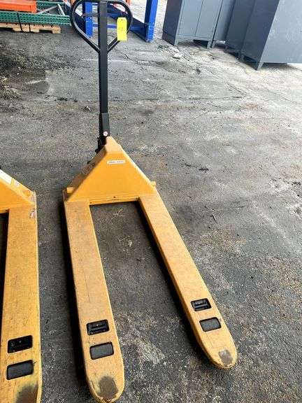 Uline H-1043 Manual Pallet Jack, Yellow, 5,500 lbs capacity