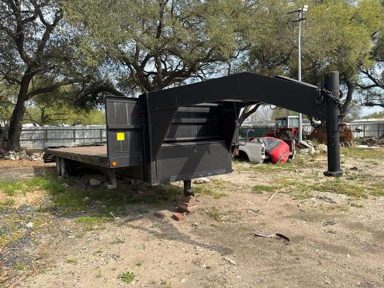 2004 Big Tex Gooseneck Flatbed Trailer, Tandem Axle, Steel Deck, Heavy-Duty Ramps, Toolbox