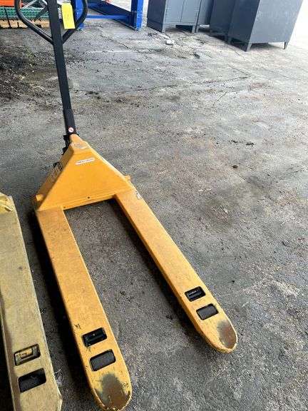 Uline H-1043 Manual Pallet Jack, Yellow, 5,500 lbs capacity