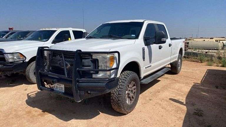 2017 Ford F-250 Super Duty FX4 Crew Cab 6.7L Diesel, 4WD, 262k mi, Grill Guard, VIN 1FT7W2BT3HEF34947