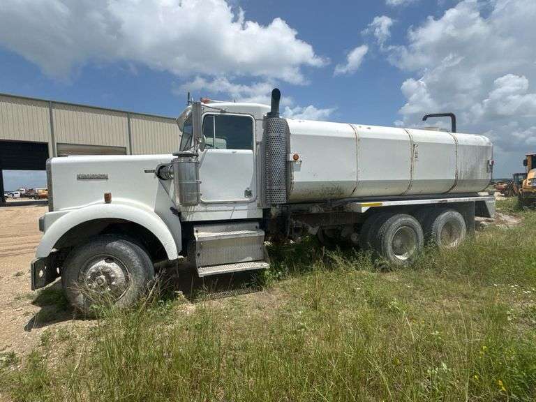 1989 Kenworth T800 Water Truck, 4,000-Gallon, Cummins L10, 19,492 Miles, VIN 20510041685140740