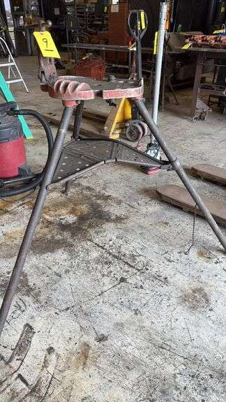 RIDGID 40-A Tri-Stand Chain Vise, 1/8–2-1/2 in. Pipe Capacity, Foldable Stand