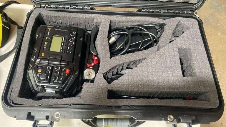 Blackmagic URSA Mini Pro G2 4.6K Cinema Camera Kit with Nanuk 935 Case, CAMTREE Baseplate