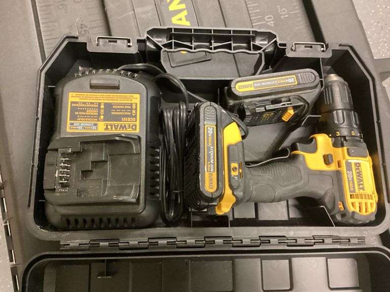 DEWALT 20V 1/2” CORDLESS DRILL DRIVER WITH BATTERY & CHARGER (DCD780C2) LIGHTLY USED