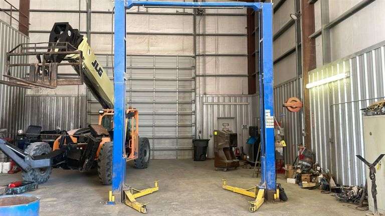 Automotive Lift Model RTP12N009BBL - Reported in working condition - preview recommended.