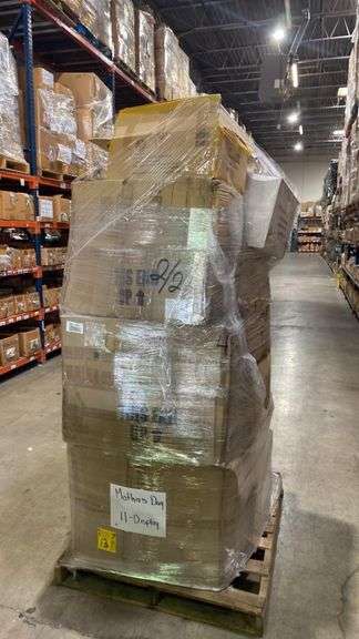 (2)) PALLETS of Assorted Displays, & Texas Themed Metal Signs