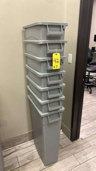 Rubbermaid Slim Jim 23-Gallon Gray Plastic Trash Bin