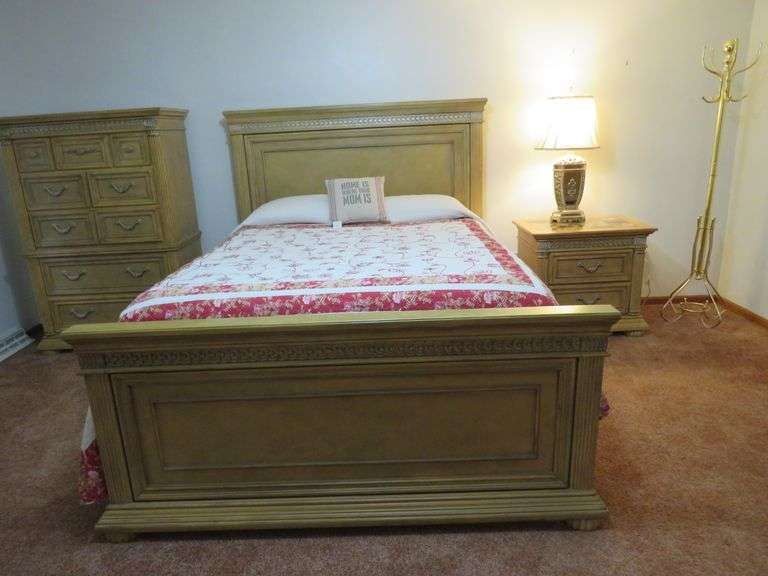 Elegant Traditional Queen Bed