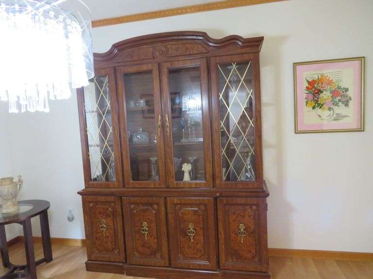 Elegant Broyhill Lighted China Cabinet – Classic Craftsmanship & Timeless Design