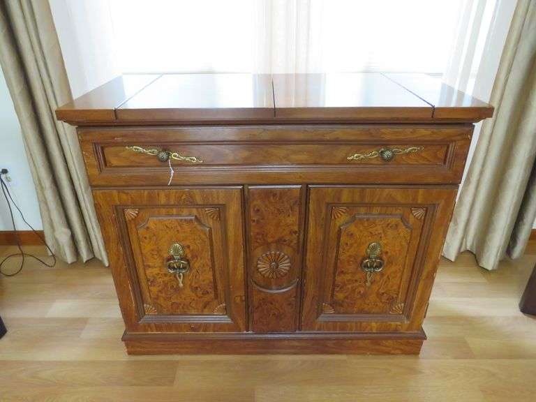 Vintage Broyhill Expandable Server – Timeless Craftsmanship & Functional Design