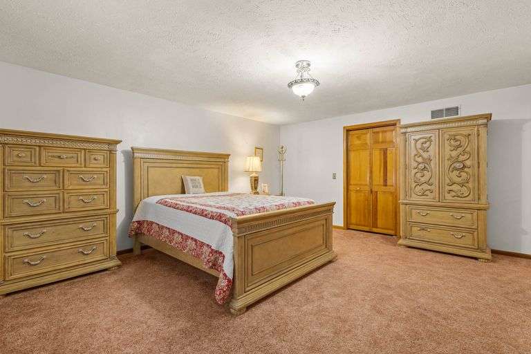 Elevate Your Space – Elegant Furniture, Rugs & Accessories!