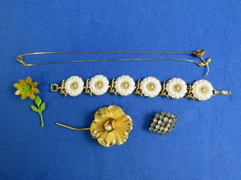 Vintage Floral Jewelry Lot – Rose Necklace, Daisy Bracelet & Decorative Pins