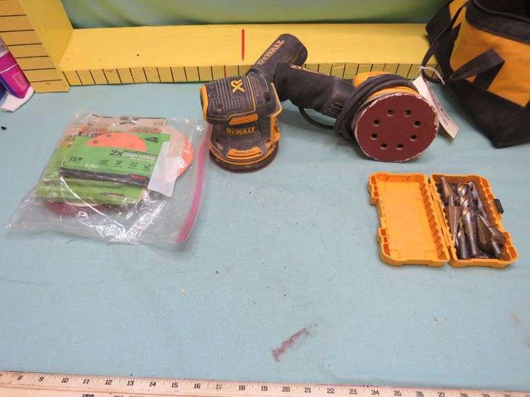 DeWalt XR 20V MAX Brushless Random Orbit Sander with Sanding Discs