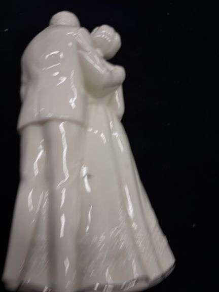 Vintage 1995 Enesco Anniversary Waltz Music Box Porcelain Couple Figurine