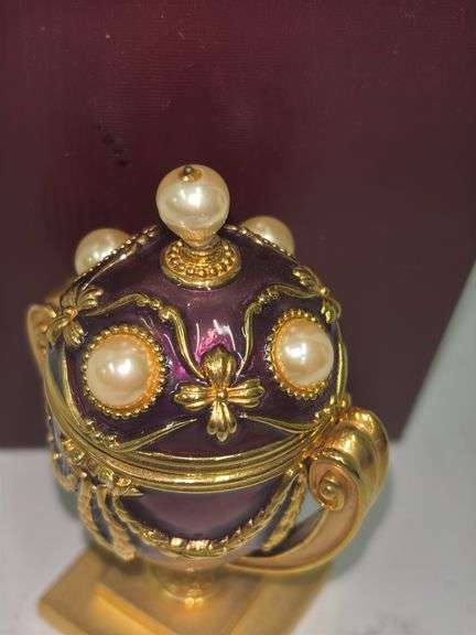 Joan Rivers Imperial Treasures II Lost Treasures Egg with Base and Bee Pin